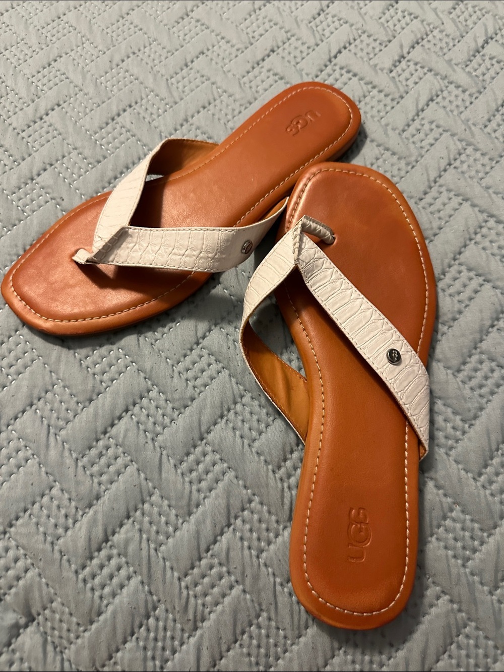 UGG Women’s White Strapped Tan Footbed Thong Sandals sz 10